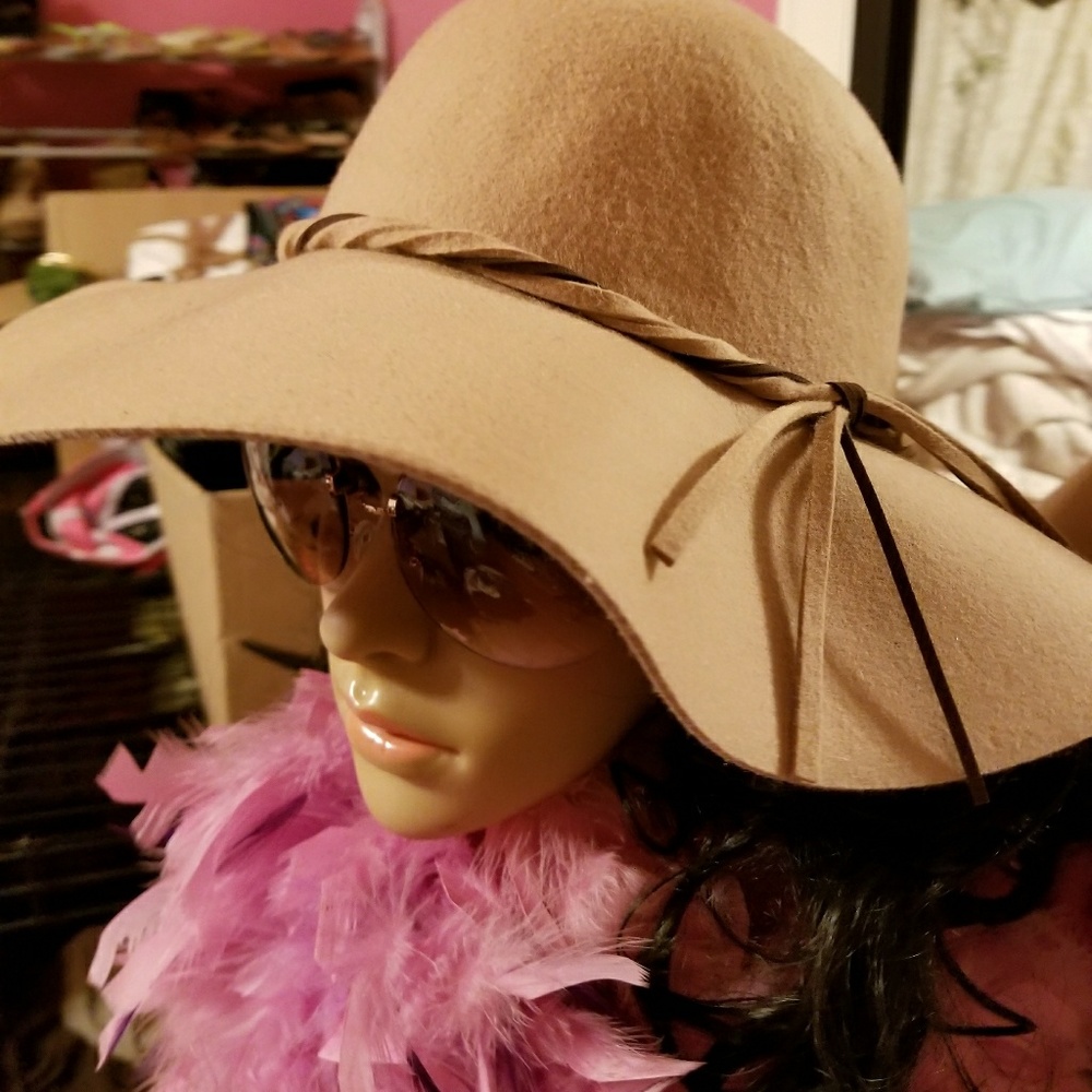 Janice Joplin floppy hat and sunglasses
